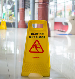 Sign indicating the floor is slippery. 